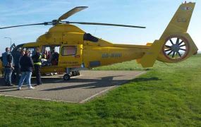 Ambulancehelikopter in actie op Schiermonniksoog