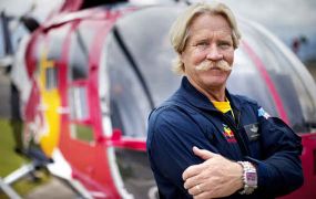Redbull piloot Chuck Aaron doet aan helikopter-acrobatie