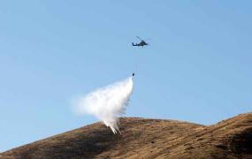 Onbemande K-MAX helikopter doet aan brandbestrijding 