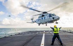 Belgische Caiman (NH-90) oefenen scheepslandingen