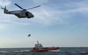 KNRM en NH90 oefenen reddingsactie's