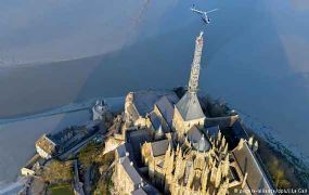 Beeld van aartsengel Michael terug op het hoogste punt van de Mont St Michel