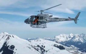 Mountainbiker springt met fiets uit helikoper