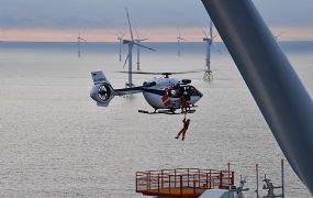 Airbus Helicopter gelooft in de windmolenparken