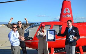 Elektrische Robinson R44 vliegt in het Guiness Book of Records Elektrische Robinson R44 vliegt in het Guiness Book of Records