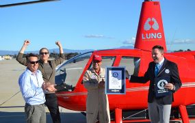 Elektrische Robinson R44 vliegt in het Guiness Book of Records