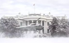 Witte Huis is decor voor helikopter sneeuwpret