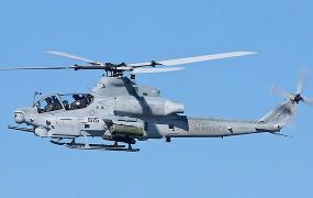 CH-53E helikopter doet berging van een AH-1Z Cobra