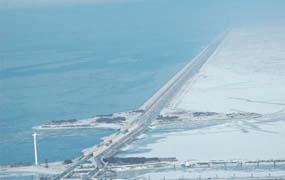 De afsluitdijk in een sneeuwlandschap