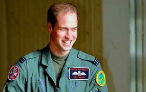 UK prins William laat de Air Ambulance in zijn tuin refuelen