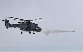 Britse marine vuurt Martlett raketten vanop een Leonardo Wildcat helikopter 