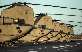 Eerste US Army helikopters uit Duitsland geland op vliegbasis Gilze-Rijen 