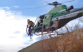 Vanuit de helikopter springen we op het parcours van het WK veldrijden