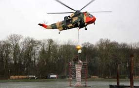 Sea King plaatst kunstwerk in Spiegelmeer te Oostende