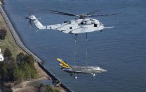 CH-53K King Stallion tilt en vliegt F-35C CH-53K King Stallion tilt en vliegt F-35C