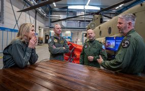 Koningin Maxima vliegt mee met brand blussende Chinook helikopter Koningin Maxima vliegt mee met brand blussende Chinook helikopter