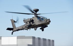 Nieuwe versie Apache AH64E, de v6.5 vliegt voor het eerst!