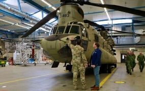 Staatssecretaris van Defensie op bezoek bij DHC op Gilze-Rijen