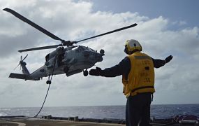 Navy Black Hack helikopter bijtanken zonder te landen